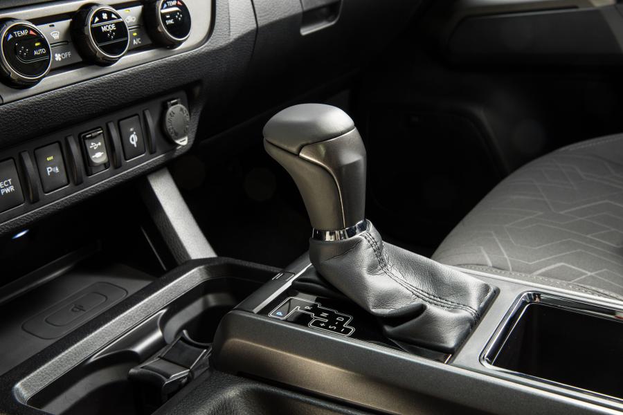 Детали интерьера Toyota Tacoma TRD Sport Access Cab 2015 года  (NA) (фото 7 из 14)